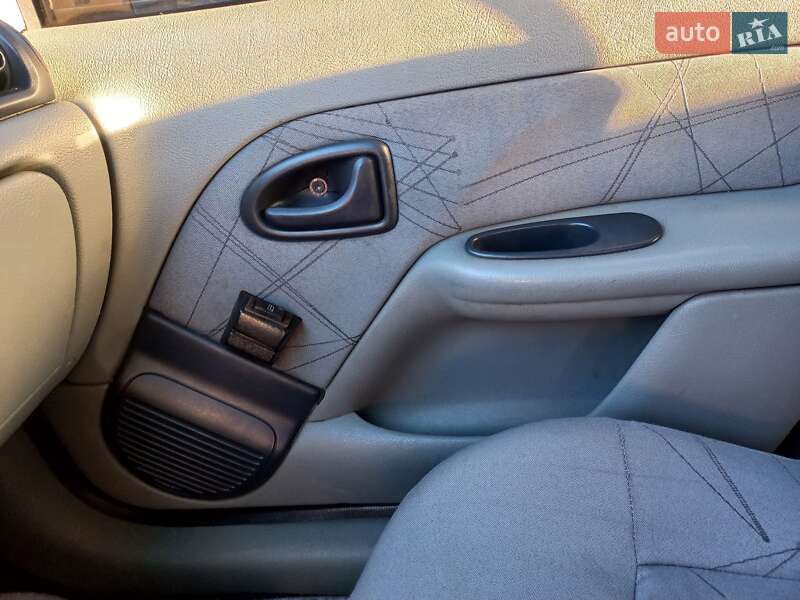 Седан Renault Symbol 2004 в Ивано-Франковске