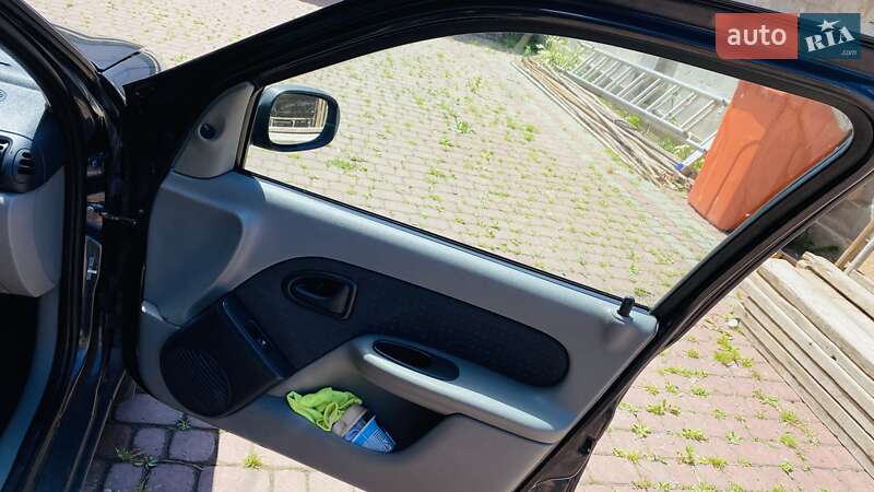 Седан Renault Thalia 2004 в Хусті