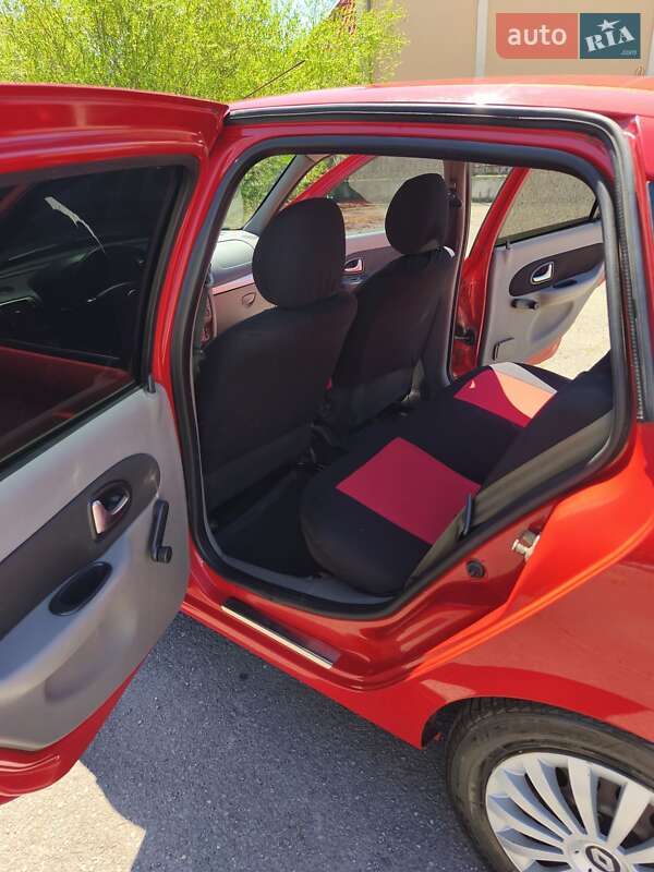 Седан Renault Thalia 2012 в Долині