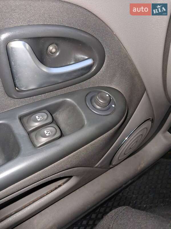 Седан Renault Thalia 2011 в Мукачево