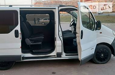 Вантажопасажирський фургон Renault Trafic 2005 в 