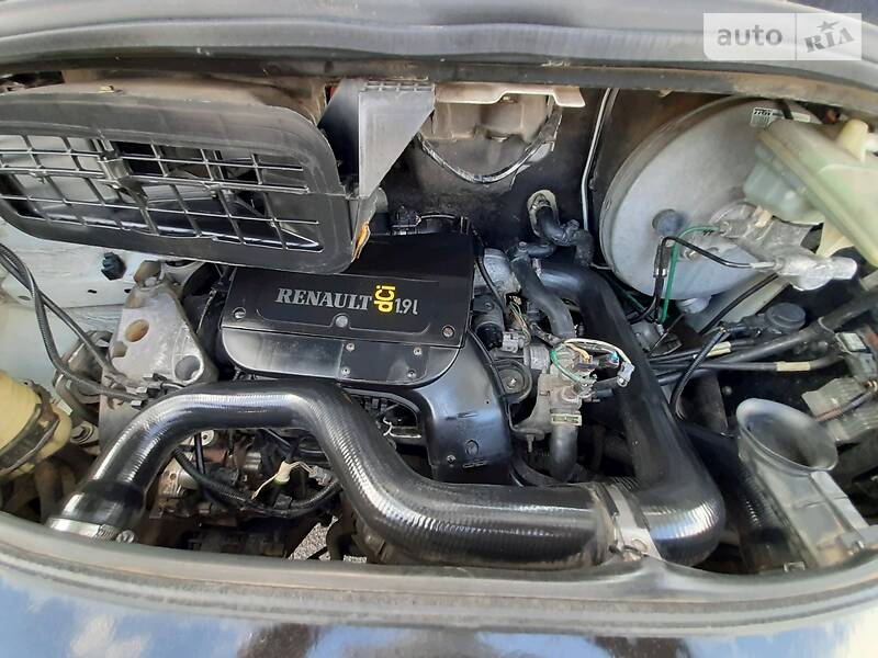 Вантажопасажирський фургон Renault Trafic 2002 в Тульчині