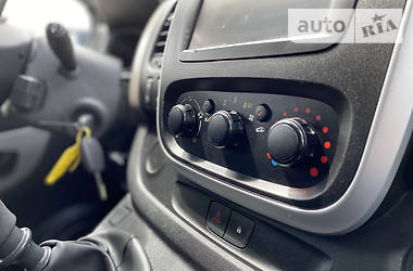 Вантажопасажирський фургон Renault Trafic 2014 в 