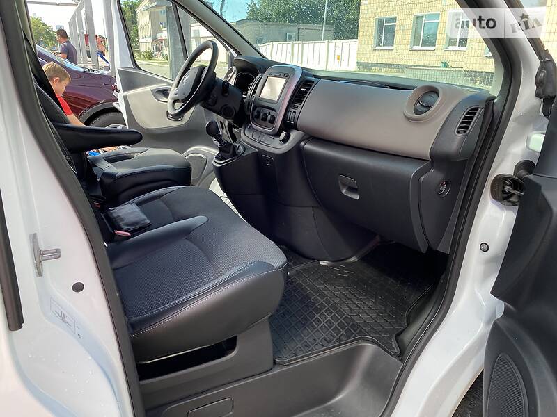 Вантажопасажирський фургон Renault Trafic 2016 в Полтаві