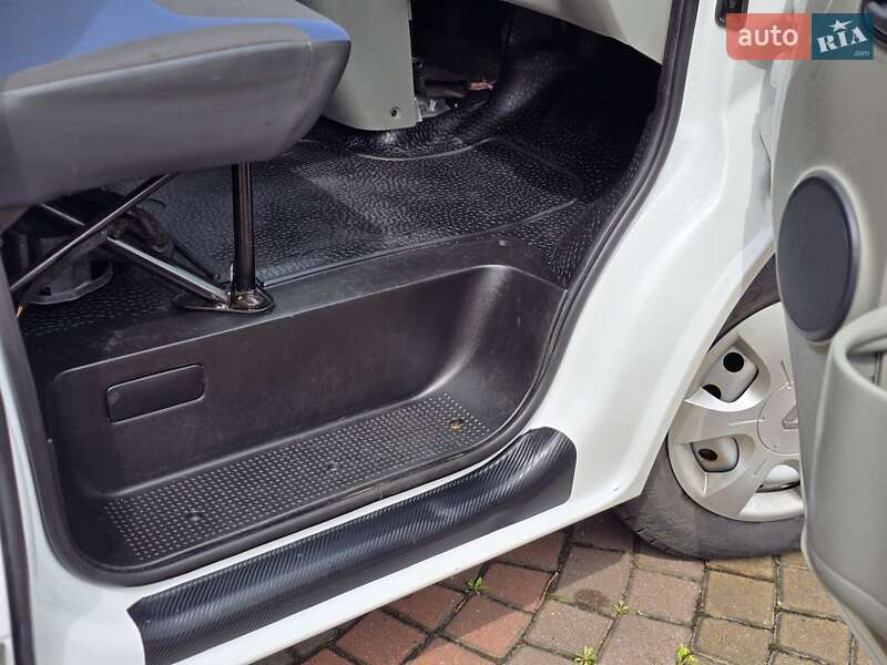 Грузовой фургон Renault Trafic 2012 в Косове