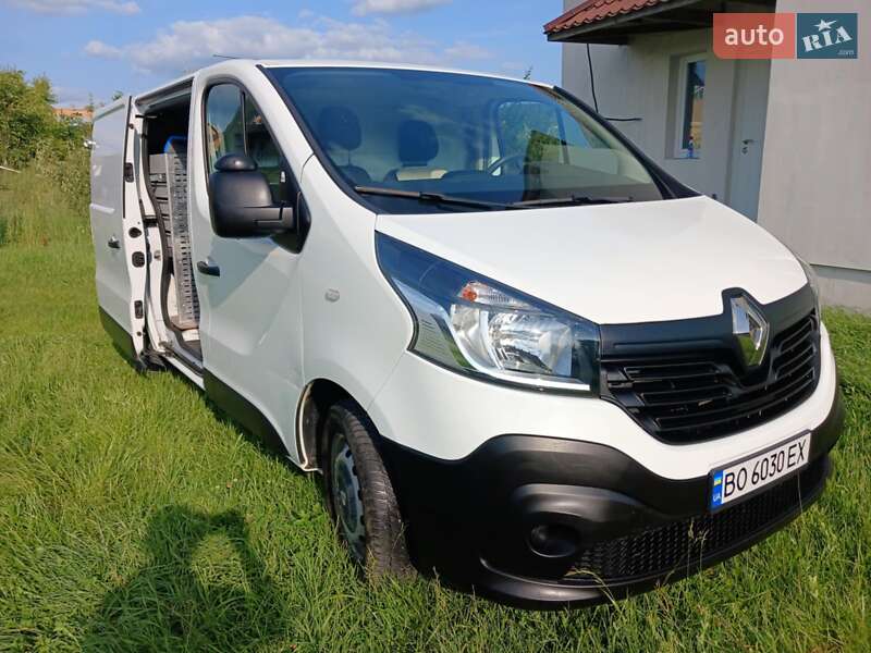 Грузовой фургон Renault Trafic 2016 в Красном