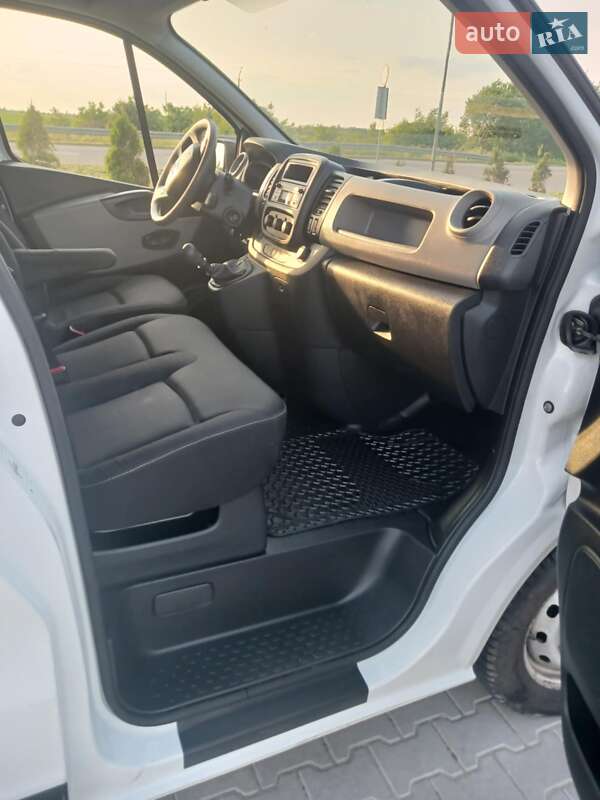 Грузовой фургон Renault Trafic 2016 в Красном