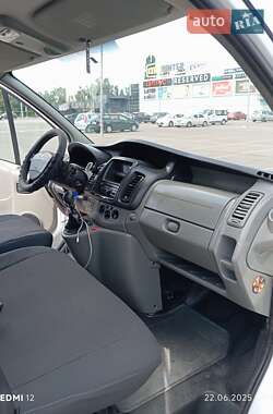 Вантажопасажирський фургон Renault Trafic 2012 в 