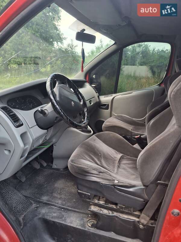 Минивэн Renault Trafic 2002 в Ромнах