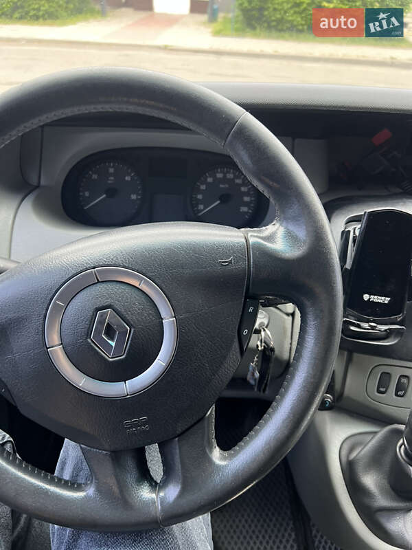 Минивэн Renault Trafic 2006 в Сарнах