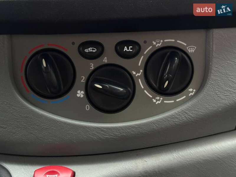 Минивэн Renault Trafic 2006 в Ровно