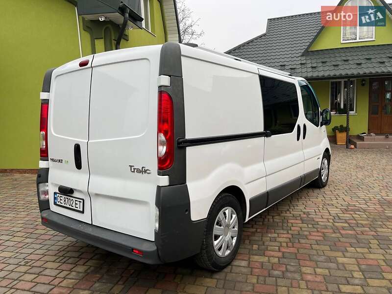 Вантажопасажирський фургон Renault Trafic 2014 в Чернівцях