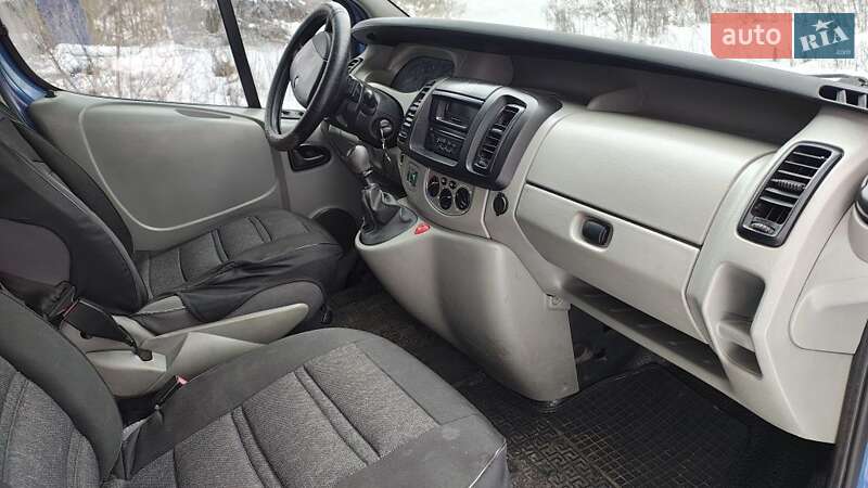 Грузопассажирский фургон Renault Trafic 2004 в Смеле