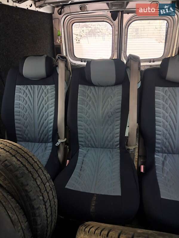 Грузопассажирский фургон Renault Trafic 2005 в Золочеве