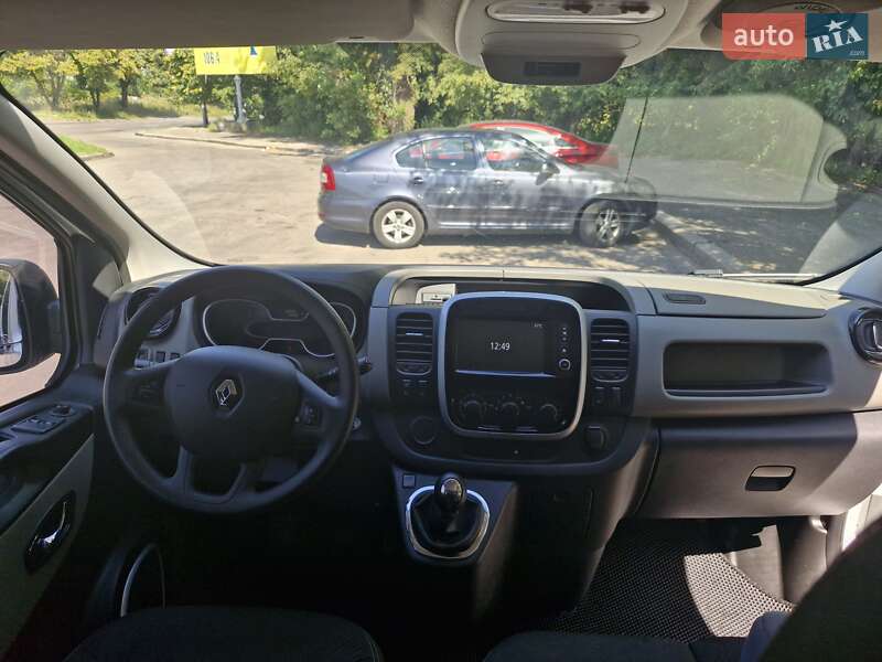 Грузопассажирский фургон Renault Trafic 2017 в Ровно