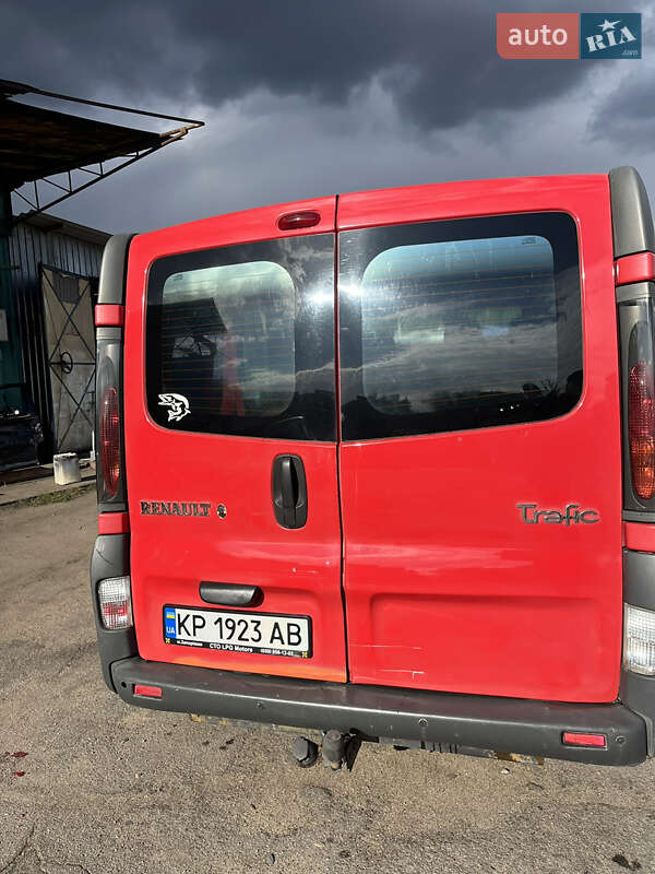 Вантажний фургон Renault Trafic 2004 в Волочиську