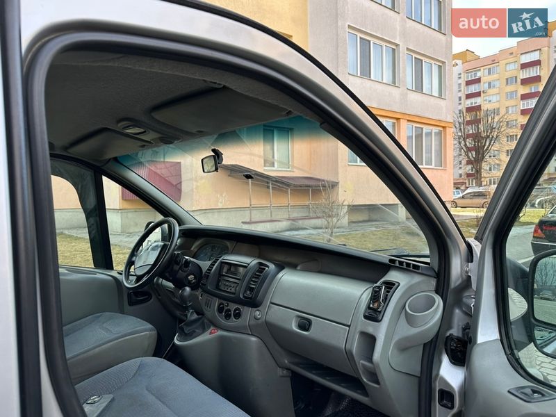 Грузопассажирский фургон Renault Trafic 2003 в Каменец-Подольском
