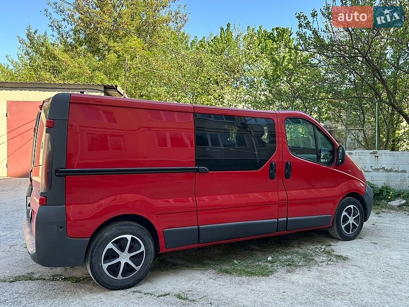 Грузопассажирский фургон Renault Trafic 2006 в Каменец-Подольском
