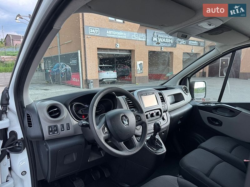 Грузопассажирский фургон Renault Trafic 2017 в Буче