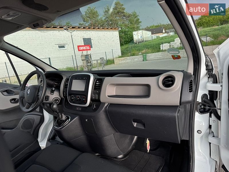 Грузопассажирский фургон Renault Trafic 2017 в Буче