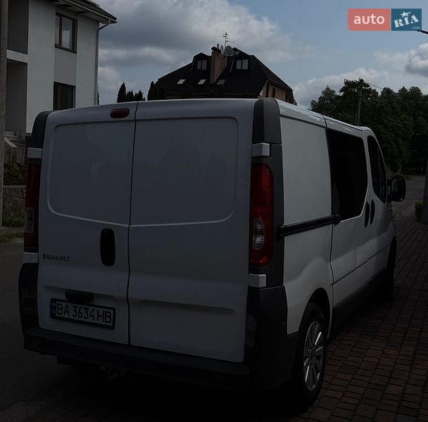 Грузовой фургон Renault Trafic 2013 в Стоянке
