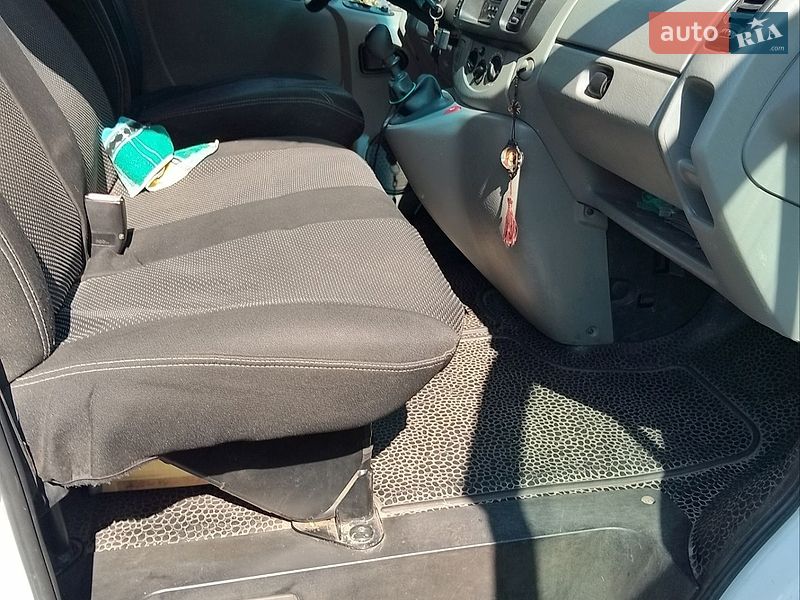 Микроавтобус Renault Trafic 2006 в Семеновке