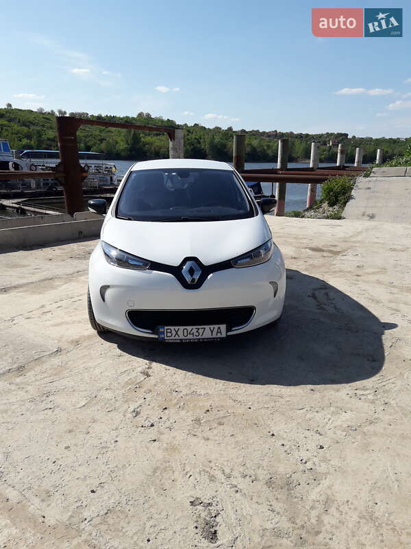 Хэтчбек Renault Zoe 2015 в 