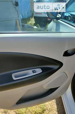 Хэтчбек Renault Zoe 2015 в 