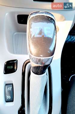 Хэтчбек Renault Zoe 2015 в 