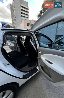 Хэтчбек Renault Zoe 2015 в 