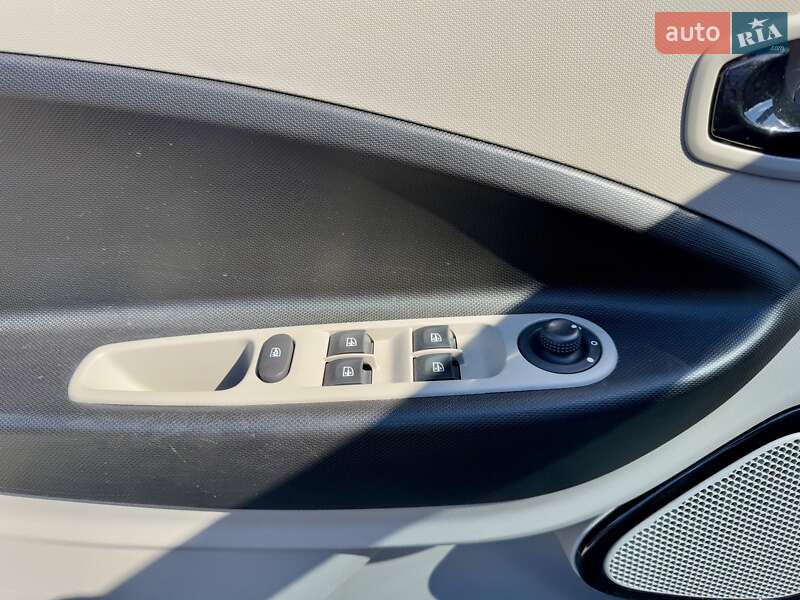 Хэтчбек Renault Zoe 2015 в Самборе