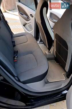 Хетчбек Renault Zoe 2015 в 