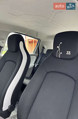Хэтчбек Renault Zoe 2017 в 