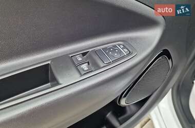 Хэтчбек Renault Zoe 2020 в 