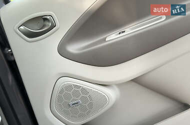 Хэтчбек Renault Zoe 2016 в 