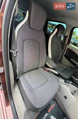 Хэтчбек Renault Zoe 2015 в 