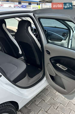 Хэтчбек Renault Zoe 2016 в 