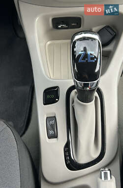 Хэтчбек Renault Zoe 2016 в 
