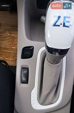Хэтчбек Renault Zoe 2016 в 
