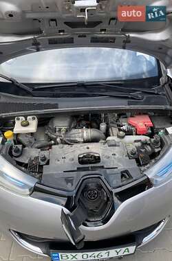 Хэтчбек Renault Zoe 2015 в 