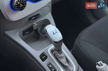 Хэтчбек Renault Zoe 2015 в 