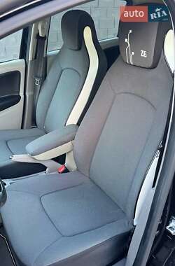 Хэтчбек Renault Zoe 2016 в 