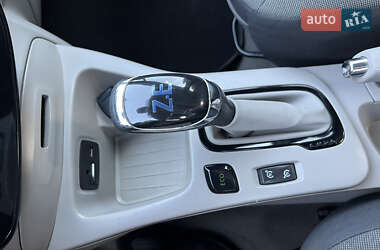Хэтчбек Renault Zoe 2017 в 