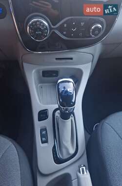 Хэтчбек Renault Zoe 2015 в 