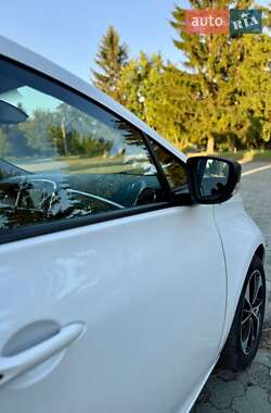 Хэтчбек Renault Zoe 2017 в 
