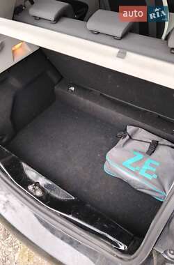 Хэтчбек Renault Zoe 2016 в 