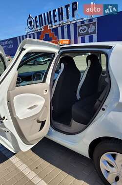 Хэтчбек Renault Zoe 2016 в 
