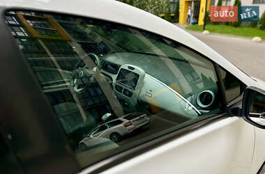 Хэтчбек Renault Zoe 2016 в 