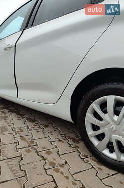 Хэтчбек Renault Zoe 2015 в 