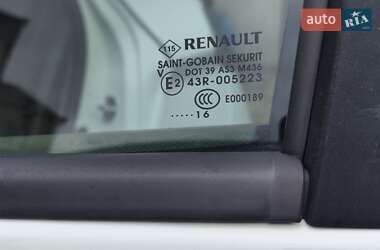 Хэтчбек Renault Zoe 2016 в 